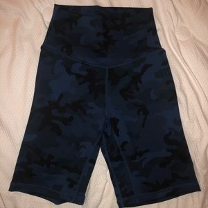 BNWT EXCLUSIVE midnight blue camo shorts SZ MED